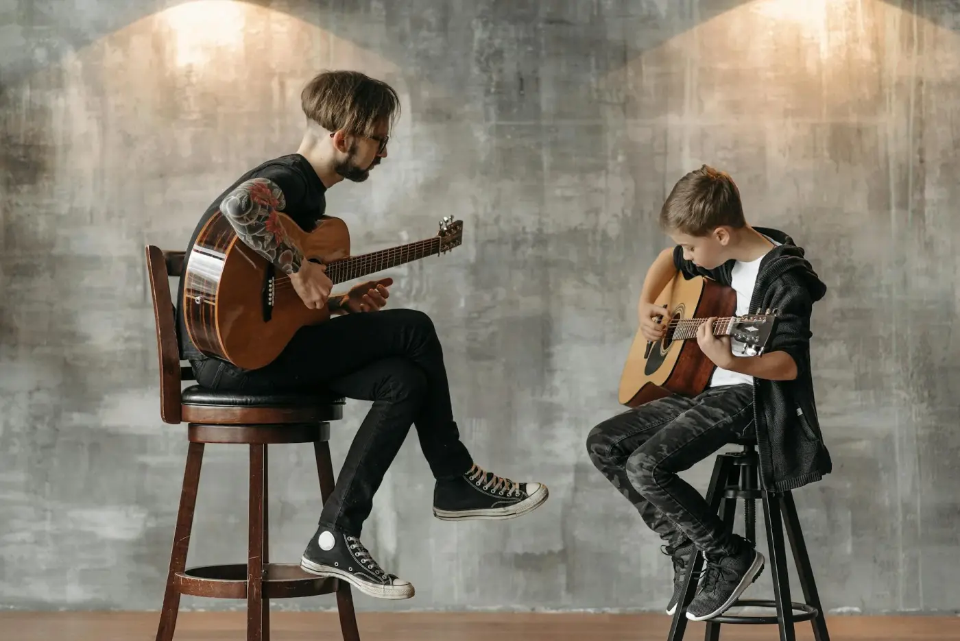 Muziekdocent geeft les aan een leerling