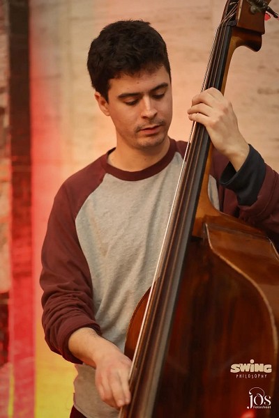 Dennis — basgitaarles Landsmeer