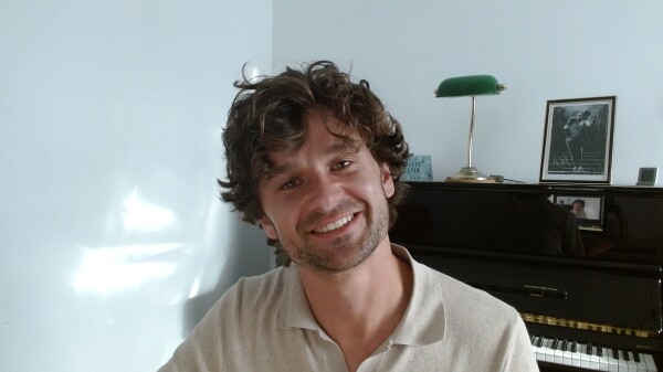 Bob, pianoles in Rhoon