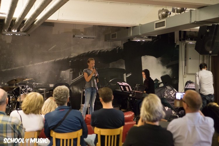 Voorspeeldag, meisje zingt in microfoon