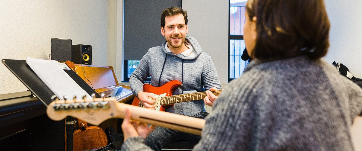 Elektrisch gitaarles leren spelen bij School of Music