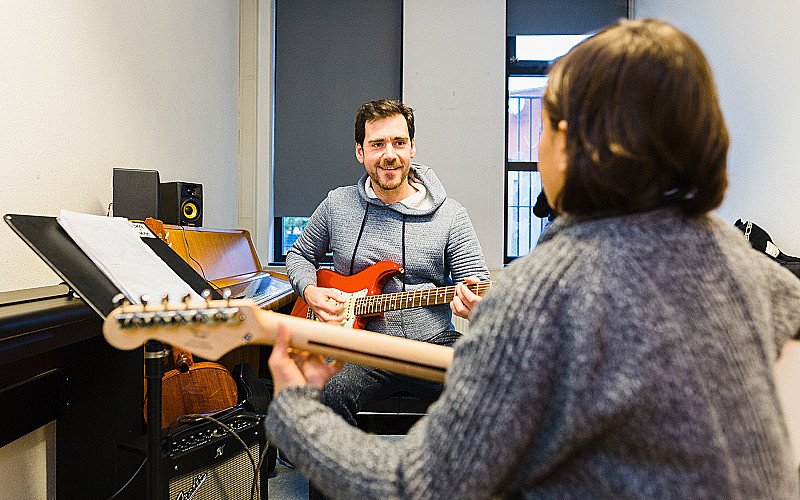 Elektrisch gitaarles leren spelen bij School of Music