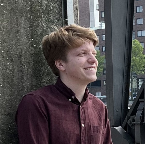 Emil — basgitaarles Rhoon